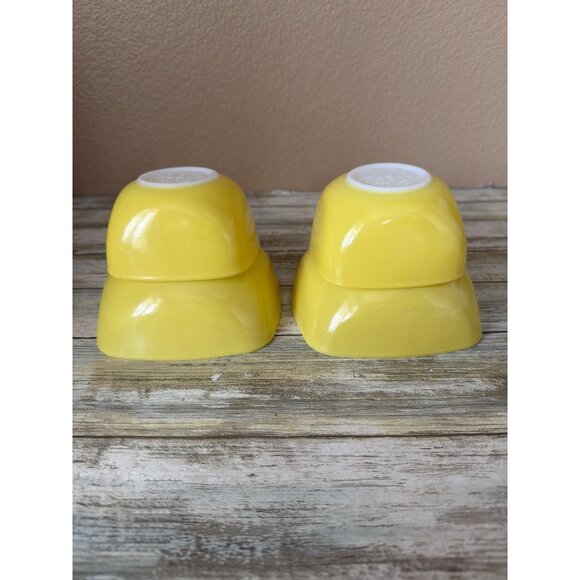 Vintage Pyrex Yellow Square Hostess Bowls 407 and 410 Set of 4 USA - Picture 5 of 10